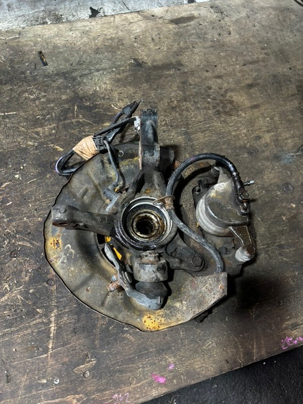 Ступица левая передняя для TOYOTA HARRIER GSU35W, GSU36W, GSU30W, GSU31W, MHU38W 2GR-FE 2 ракурс Ступица левая передняя для TOYOTA HARRIER GSU35W, GSU36W, GSU30W, GSU31W, MHU38W 2GR-FE 2 ракурс