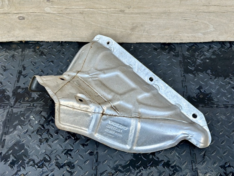 Тепловой экран выпускного коллектора Volvo S40 B5244S4