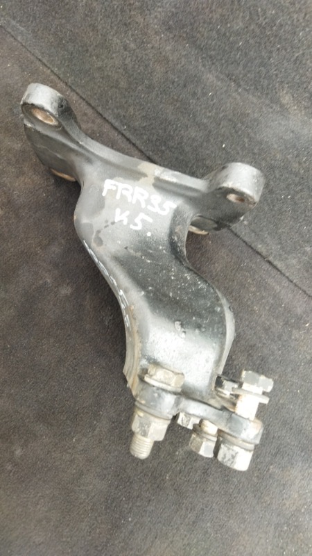 Крепление рулевого редуктора Isuzu Forward FRR35 6HL1