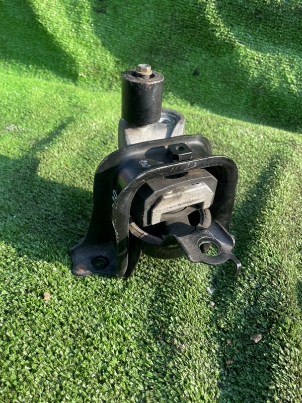 Подушка ДВС правая Toyota ist 2003 NCP60 2NZFE 1230521060 контрактная