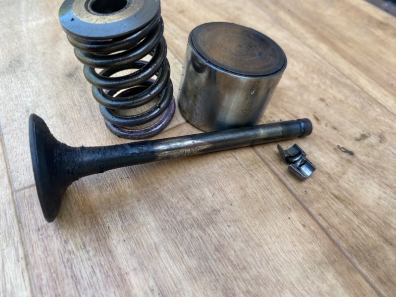 Клапан выпускной Mitsubishi Delica 1997 PE8W 4M40 ME200051 контрактная