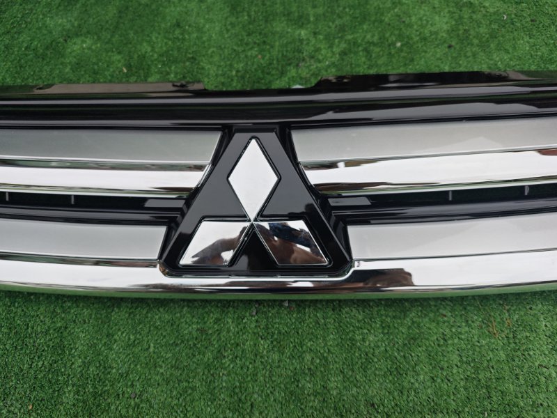 Решетка радиатора передняя Mitsubishi Outlander GG/GF
