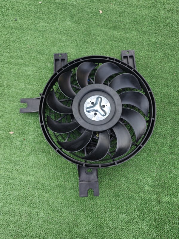 Запчасть вентилятор радиатора кондиционера передний Toyota Land Cruiser 1998-2007 88590-60030 новая Вентилятор радиатора кондиционера передний Toyota Land Cruiser 1998-2007 88590-60030 новая