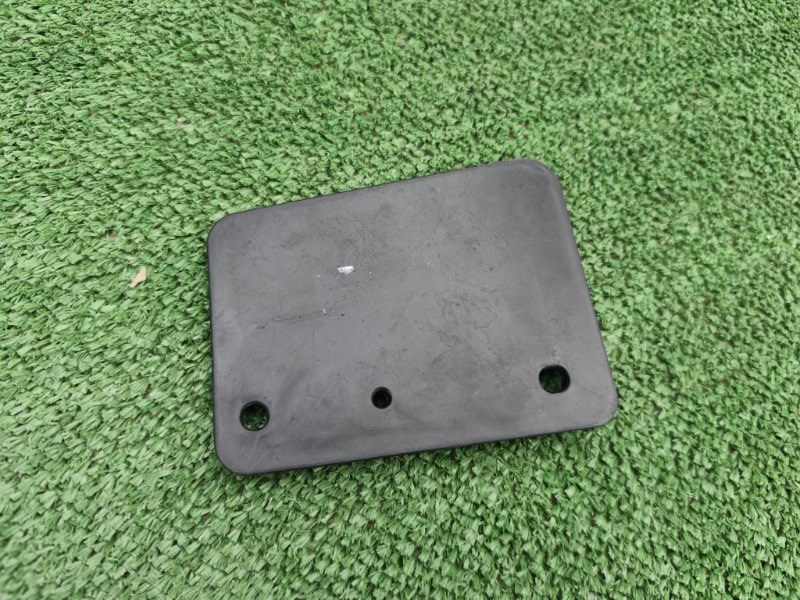 Брызговик передний правый Land Cruiser 2015