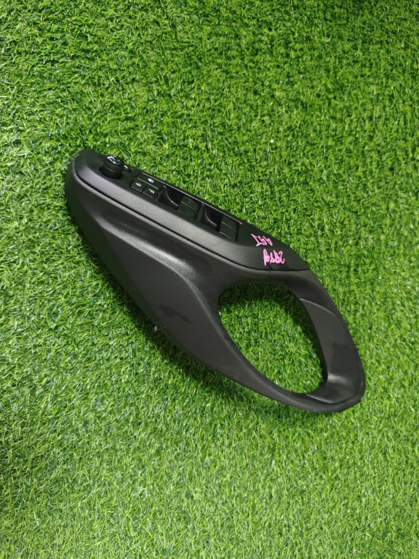 Блок управления стеклоподъемниками передний правый Toyota Yaris 2020 MXPH10 M15A контрактная