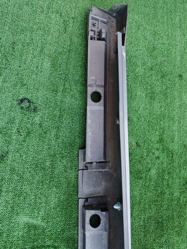 Накладка на порог правая Yaris 2020 MXPH10 M15A Накладка на порог правая Yaris 2020 MXPH10 M15A