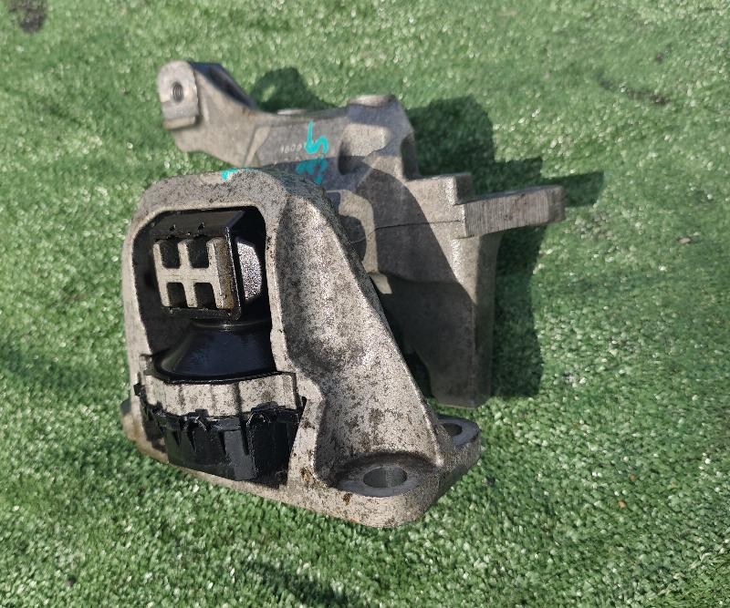 Подушка двигателя передняя правая Xtrail HNT32