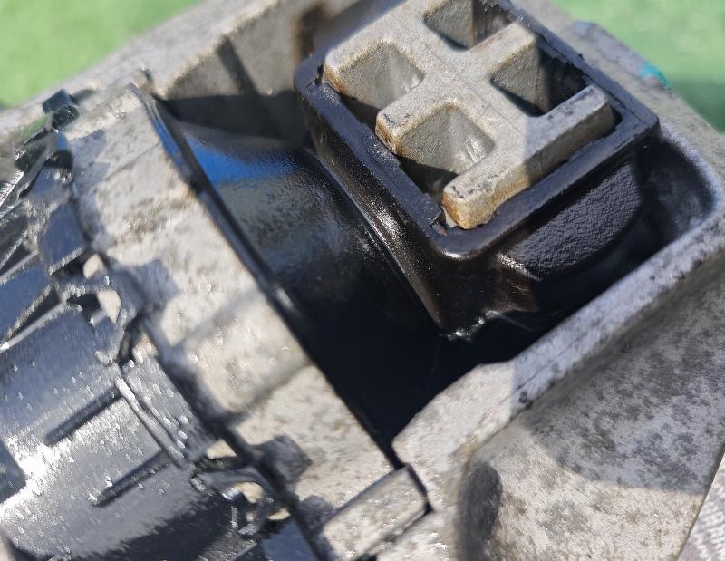 Подушка двигателя передняя правая Xtrail HNT32