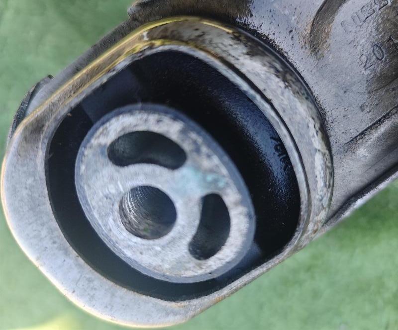 Подушка двигателя задняя Xtrail HNT32