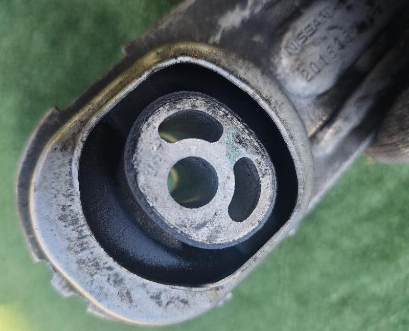 Подушка двигателя задняя Xtrail HNT32