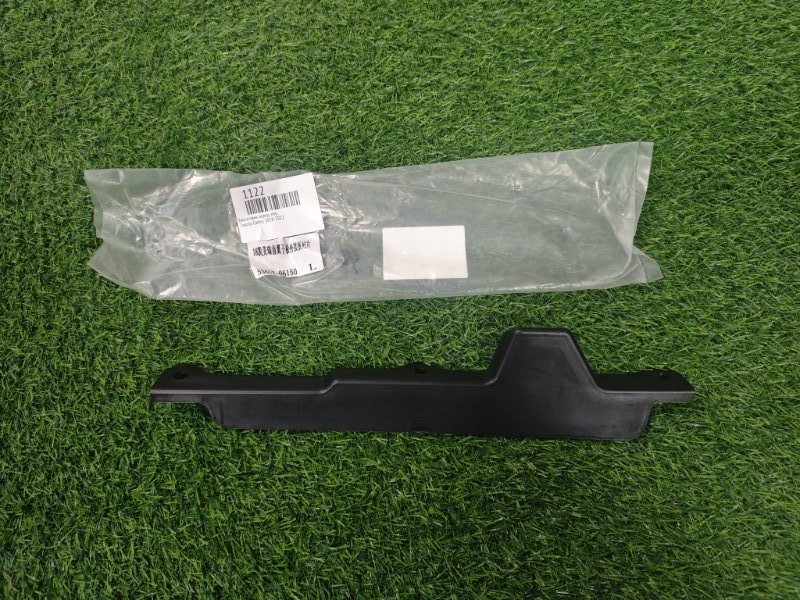 Брызговик передний левый Toyota Camry 2018-2022 53652-06150 новая