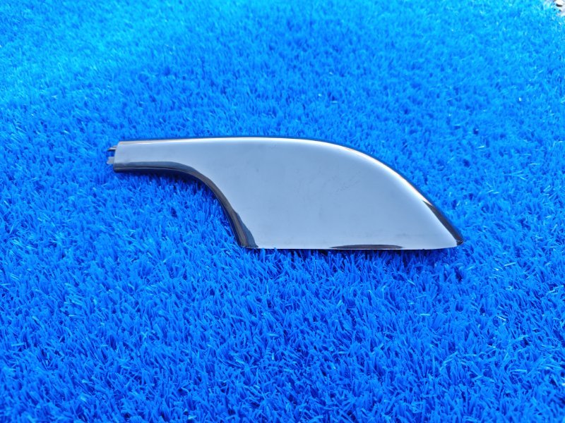 Запчасть заглушка рейлинга задняя правая Toyota Land Cruiser 1998-2007 новая Заглушка рейлинга задняя правая Toyota Land Cruiser 1998-2007 новая