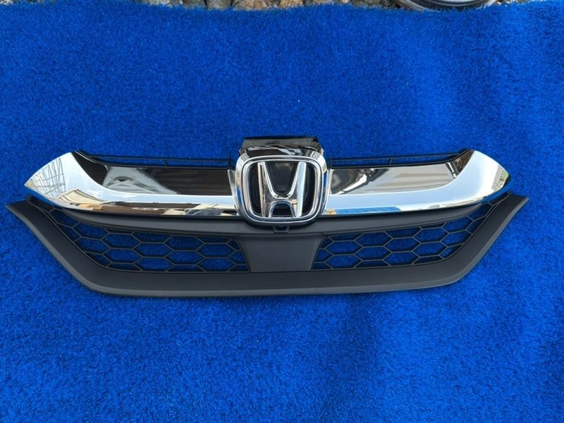 Решетка радиатора передняя Honda CR-V 2017-2019 новая