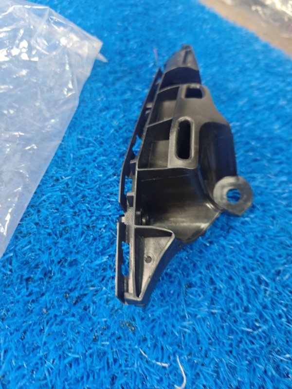 Крепление бампера переднее правое UX250h 2018-2024 Крепление бампера переднее правое UX250h 2018-2024