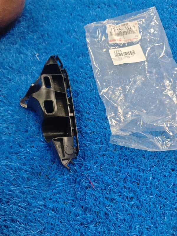 Крепление бампера переднее правое UX250h 2018-2024 Крепление бампера переднее правое UX250h 2018-2024