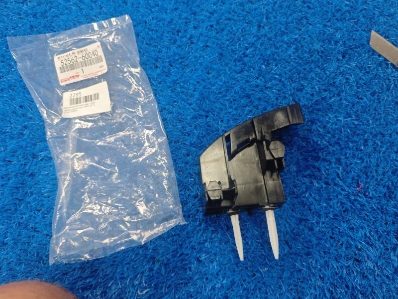 Крепление бампера заднее правое toyota Land Cruiser 2008-2021 52562-60040 новая