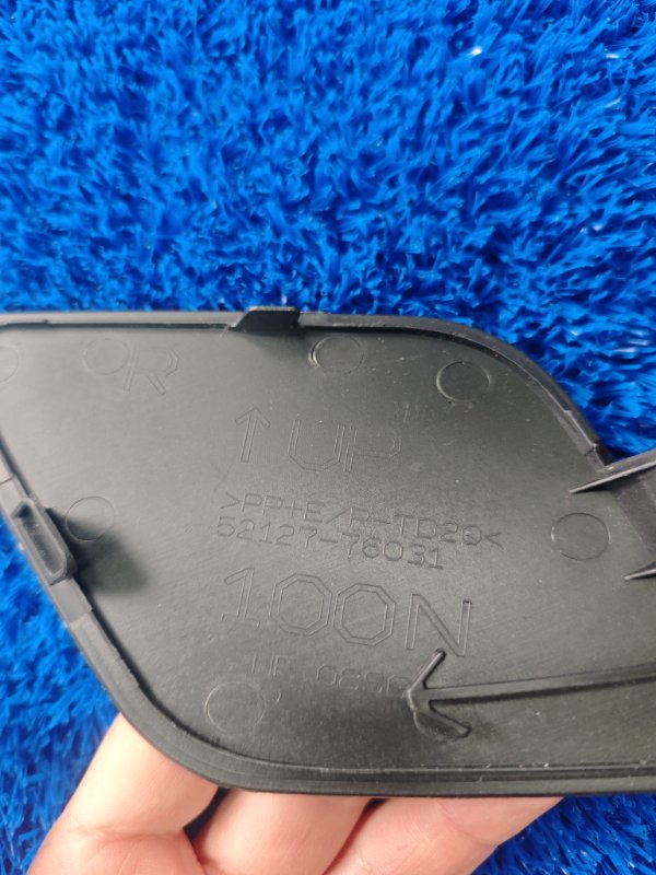 Заглушка бампера передняя правая UX 2018-2024