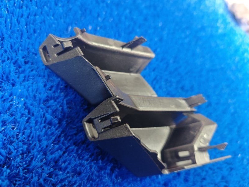 Заглушка бампера передняя правая NX200 2018-2021 Заглушка бампера передняя правая NX200 2018-2021