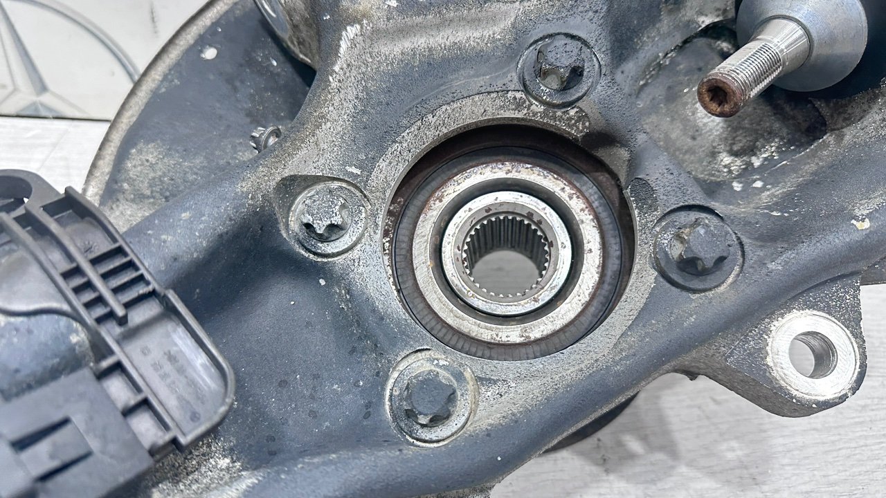 Кулак поворотный передний левый W166 OM642 Кулак поворотный передний левый W166 OM642