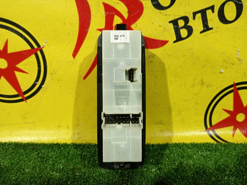 Блок управления стеклоподъемниками NISSAN DUALIS KJ10 MR20DE Блок управления стеклоподъемниками NISSAN DUALIS KJ10 MR20DE