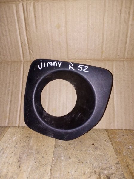 Накладка противотуманной фары Suzuki Jimny передняя правая (б/у)