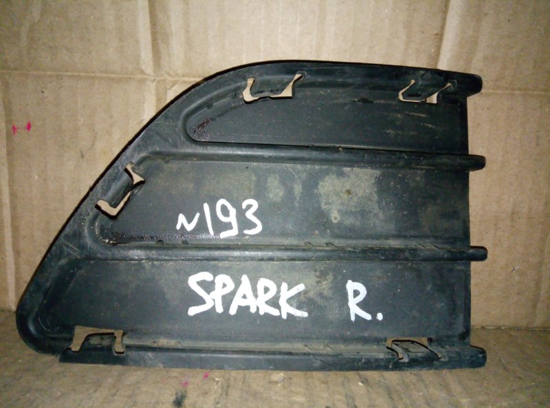Накладка противотуманной фары Chevrolet Spark M300 правая (б/у)