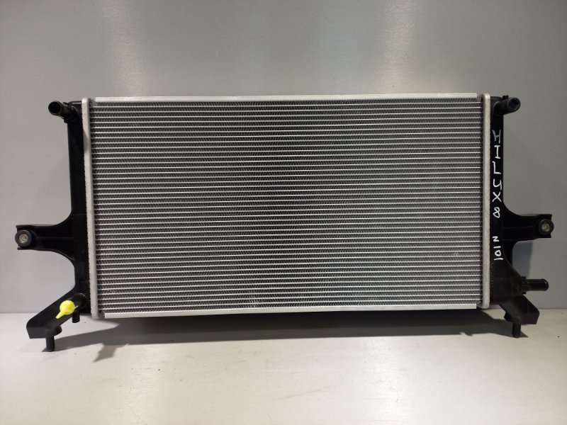 Радиатор охлаждения Toyota Hilux 2018