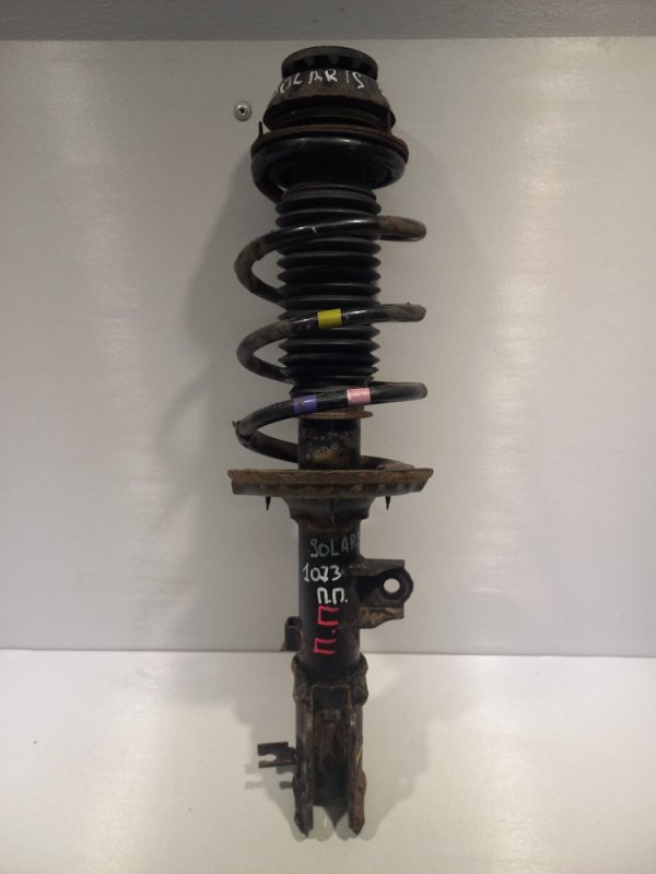 Амортизаторы kia rio 3. Передние амортизаторы рио 3. Стойка киа рио 3. Задний амортизатор киа рио 3. Амортизатор передние хендай солярис 2018.