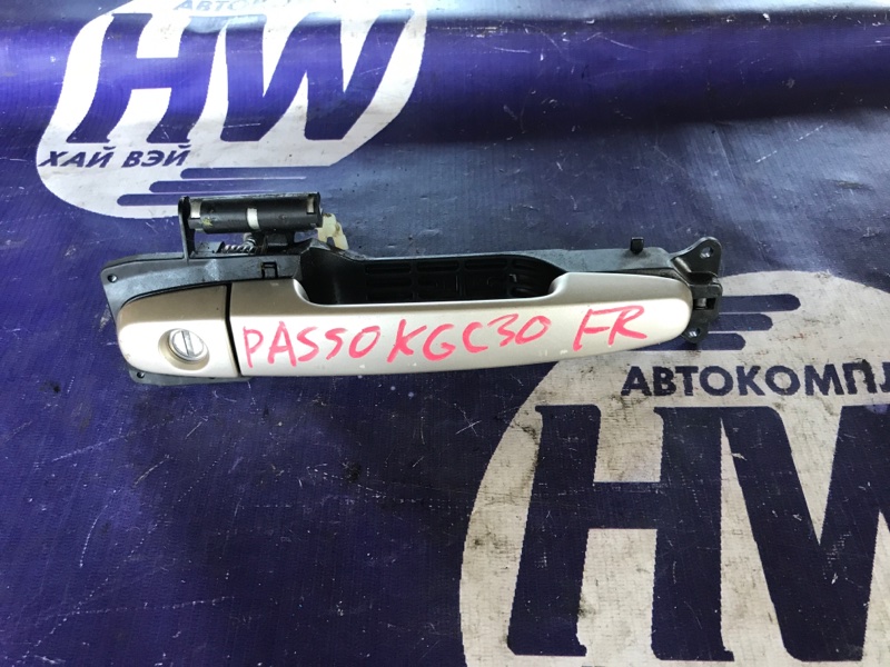 Ручка двери внешняя Toyota Passo KGC30 1KR передняя правая (б/у)