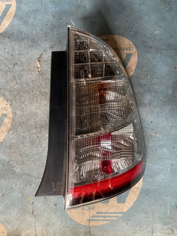 Стоп Toyota Prius NHW20 1NZFXE правый (б/у)