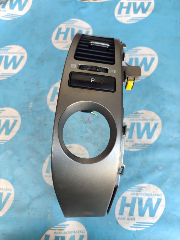 Консоль магнитофона Toyota Prius NHW20 1NZFXE правый (б/у)