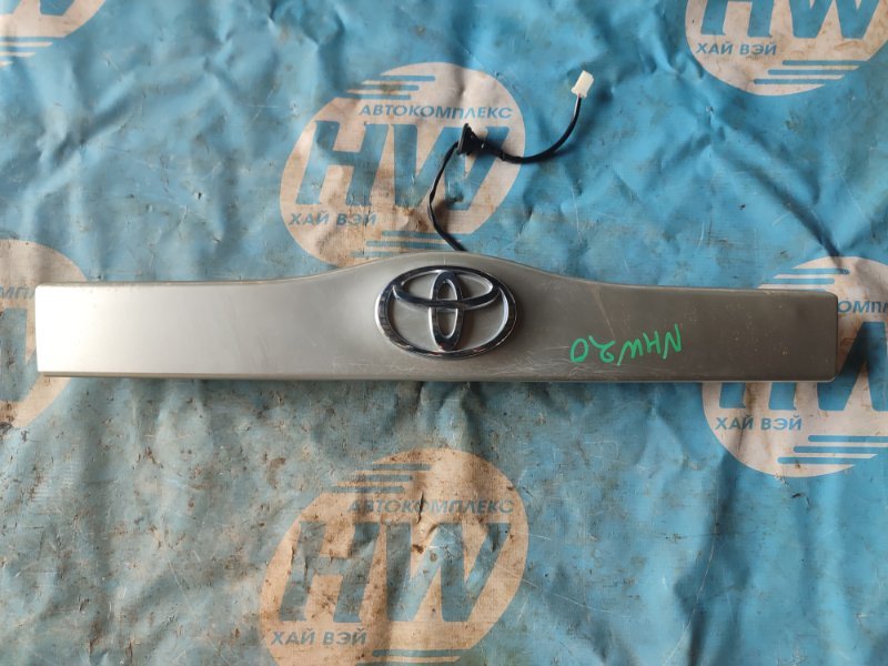 Накладка 5-й двери Toyota Prius NHW20 1NZFXE (б/у)