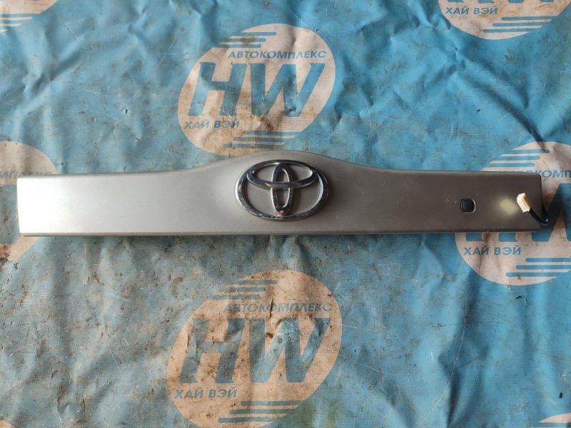 Накладка 5-й двери Toyota Prius NHW20 1NZFXE (б/у)