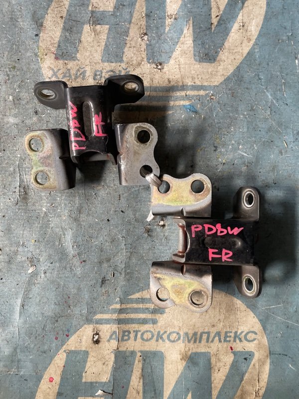 Петля дверная Mitsubishi Delica PD8W 4M40 передняя правая (б/у)