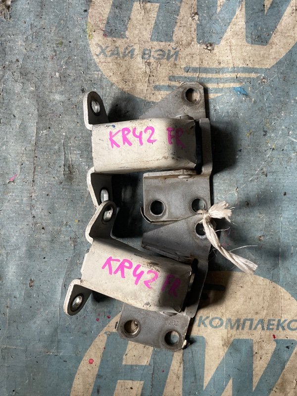 Петля дверная Toyota Lite Ace KR42 7K передняя правая (б/у)