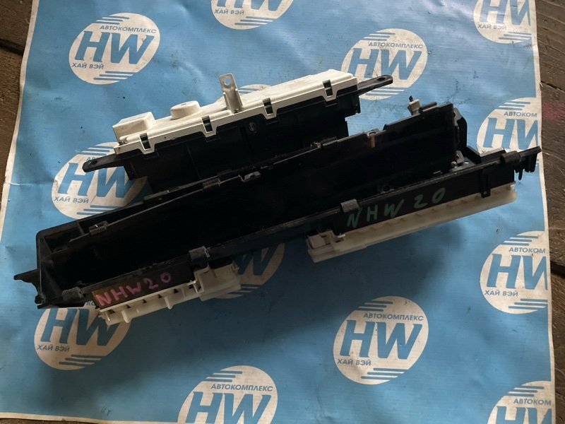 Панель приборов Toyota Prius NHW20 1NZFXE (б/у)