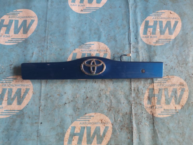 Накладка 5-й двери Toyota Prius NHW20 1NZFXE (б/у)