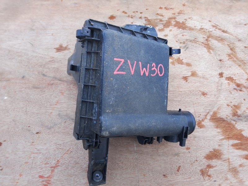 Корпус воздушного фильтра Toyota Prius ZVW30 2ZRFXE (б/у)
