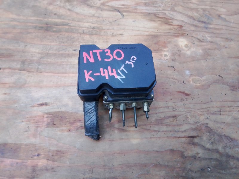 Блок ABS Nissan X-Trail NT30 QR20 (б/у) Блок ABS Nissan X-Trail NT30 QR20 (б/у)