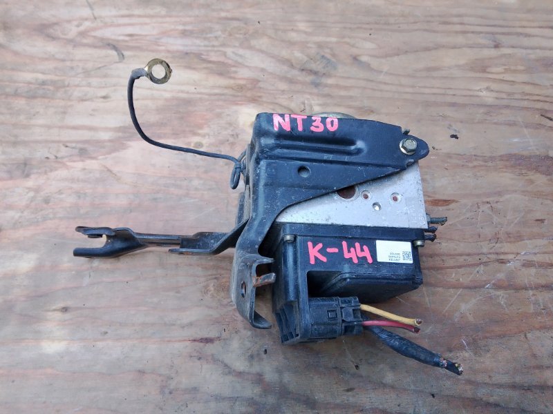Блок ABS Nissan X-Trail NT30 QR20 (б/у) Блок ABS Nissan X-Trail NT30 QR20 (б/у)