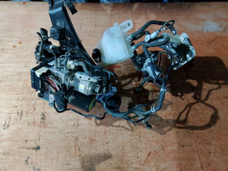 Блок ABS Toyota Prius NHW20 1NZFXE (б/у)