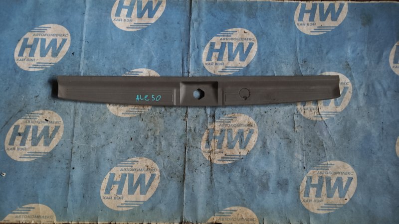 Накладка замка багажника Nissan Elgrand ALE50 VG33E (б/у)