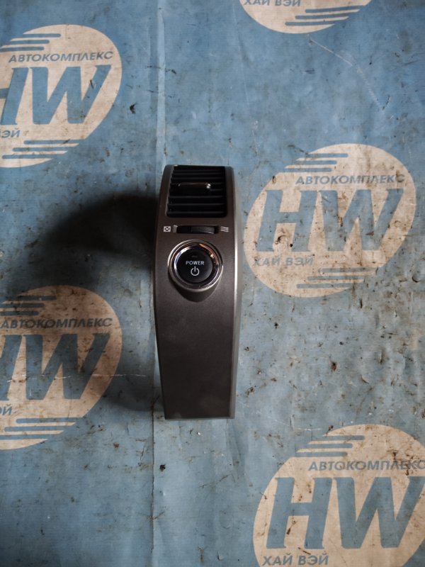 Консоль магнитофона Toyota Prius NHW20 1NZFXE правый (б/у)