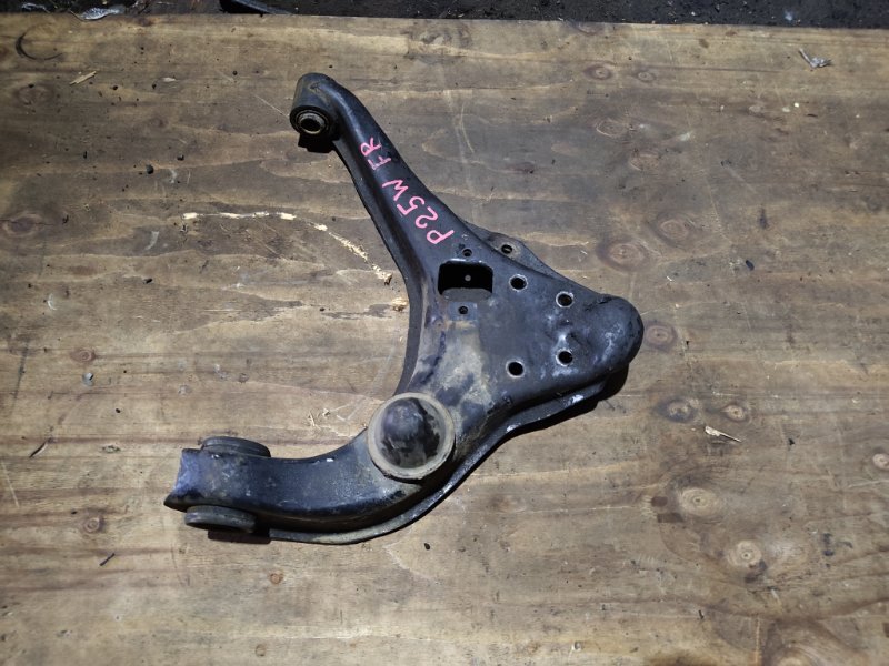 Рычаг Mitsubishi Delica P25W 4D56 передний правый (б/у)