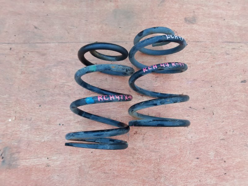 Пружина Toyota Hiace Regius RCH47 3RZFE задняя (б/у)