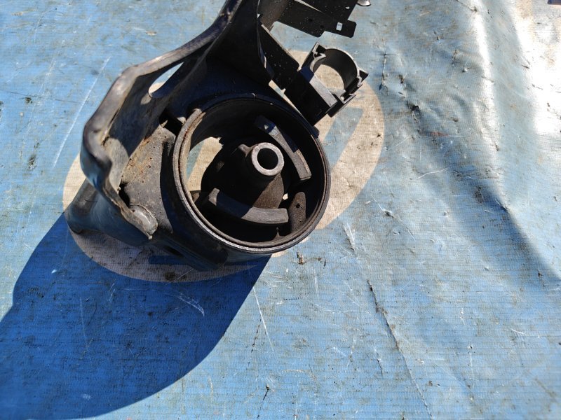 Подушка двс Nissan Cefiro A33 VQ20 левая (б/у)