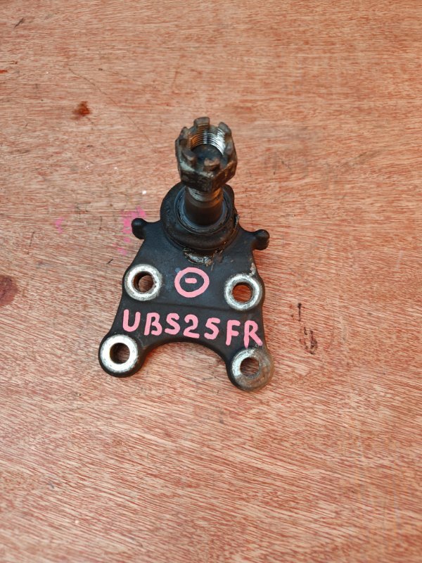 Шаровая Isuzu Bighorn UBS25 6VD1 передняя правая (б/у)