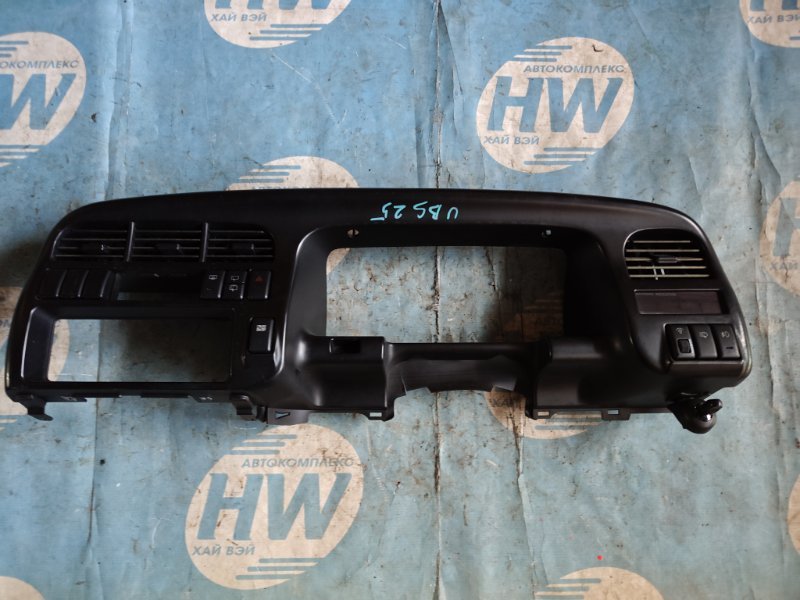 Консоль магнитофона Isuzu Bighorn UBS25 6VD1 (б/у)