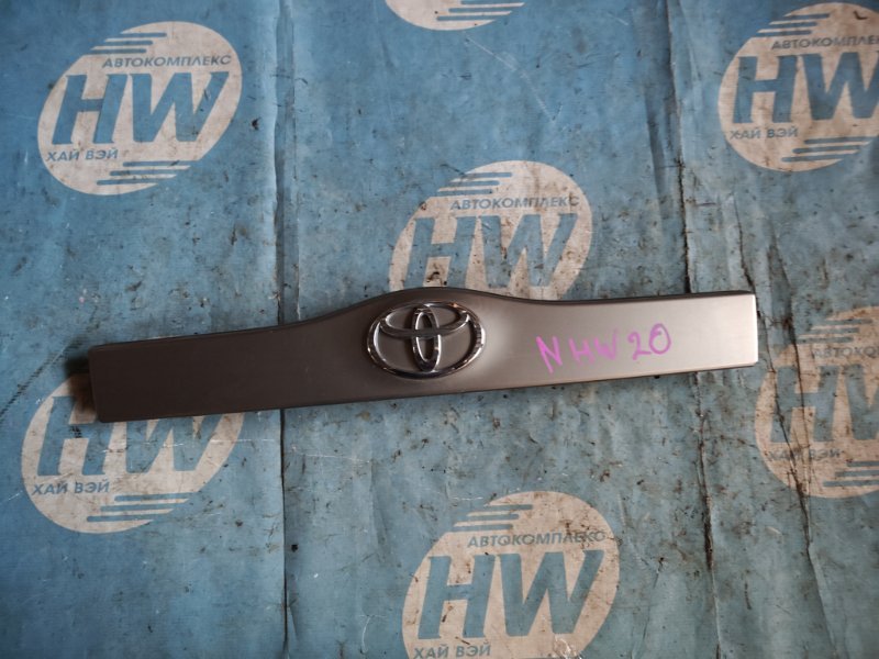 Накладка 5-й двери Toyota Prius NHW20 1NZFXE (б/у)