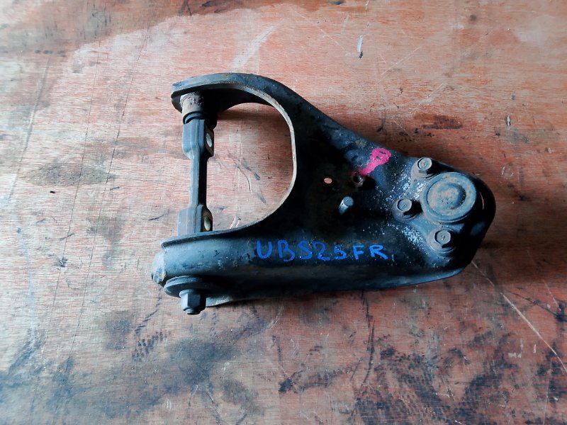 Рычаг Isuzu Bighorn UBS25 6VD1 передний правый (б/у)